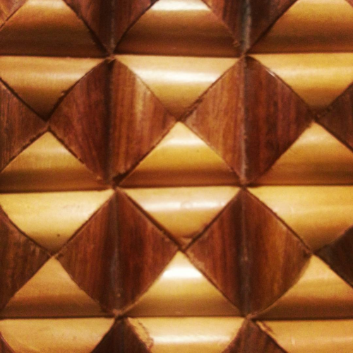 The triangular-patterend lid of a wooden box
